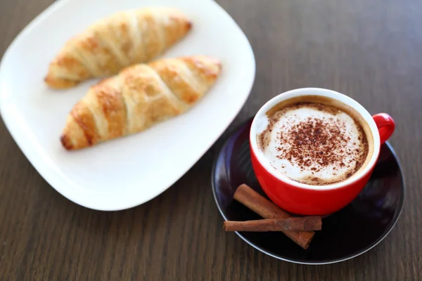 Italiensk cappuccino och croissant — Stockfoto