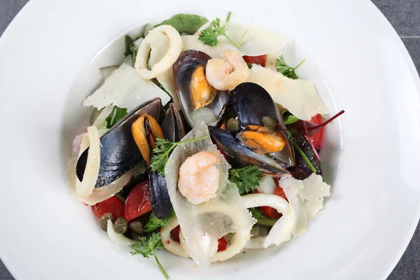 Ensalada de mar con mejillones y calamares —  Fotos de Stock