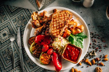 Tabak dolusu kebap ve ızgara sebze, yakın görüş.