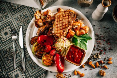 Tabak dolusu kebap ve ızgara sebze, yakın görüş.