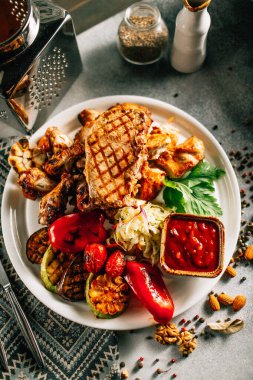 Tabak dolusu kebap ve ızgara sebze, yakın görüş.