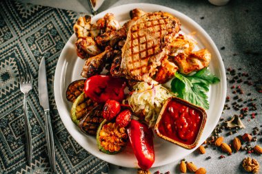 Tabak dolusu kebap ve ızgara sebze, yakın görüş.