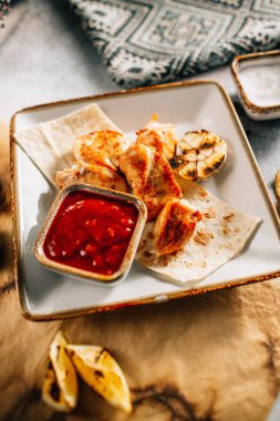 Masada kebap ve pide parçaları var, yakın görüş.