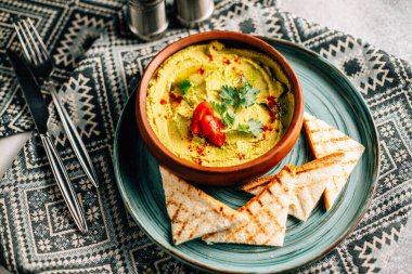 Meksika usulü geleneksel tortilla ve soslu tabak, yakın görüş. 