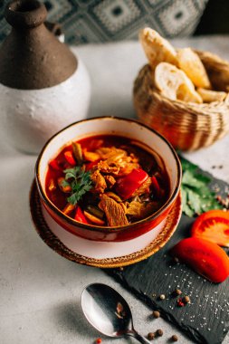 Lezzetli Ukrayna borş çorbası kasede ve ekmek dilimleri koyu taş tabakta, yakın görüş 