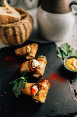 Kayalıklarda peynirli patlıcan ruloları, yakın görüş. 