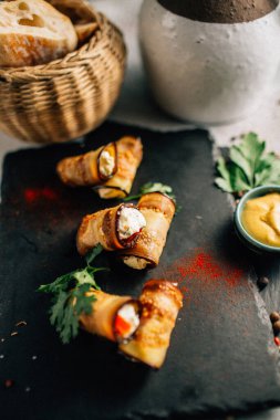 Kayalıklarda peynirli patlıcan ruloları, yakın görüş. 