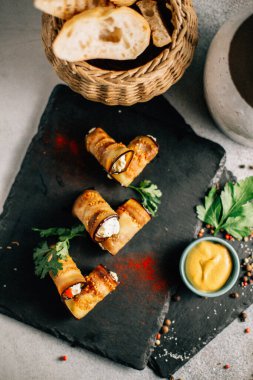 Kayalıklarda peynirli patlıcan ruloları, yakın görüş. 