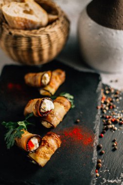 Kayalıklarda peynirli patlıcan ruloları, yakın görüş. 