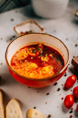 Bir kase Manti çorbası. Domates suyuna bulanmış köfte. 