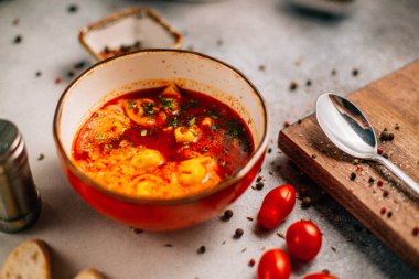 Bir kase Manti çorbası. Domates suyuna bulanmış köfte. 