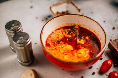 Bir kase Manti çorbası. Domates suyuna bulanmış köfte. 