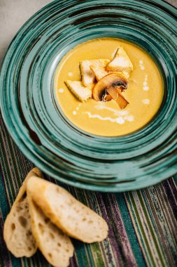 Kasede mantar kremalı çorba, masada ekmek, yakın görüş. 