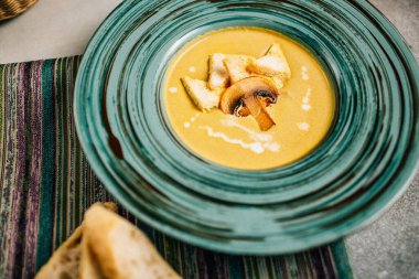 Kasede mantar kremalı çorba, masada ekmek, yakın görüş. 