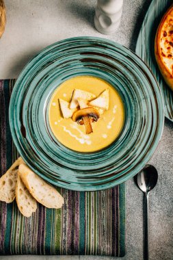 Kasede mantar kremalı çorba, masada ekmek, yakın görüş. 