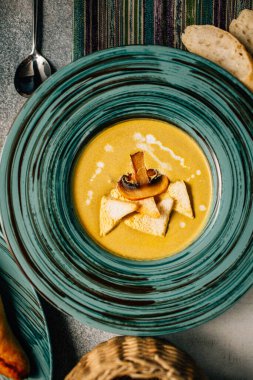 Kasede mantar kremalı çorba, masada ekmek, yakın görüş. 