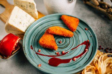 Tavuklu nugget ve peynir parçaları ahşap tahtada, yakın görüş 