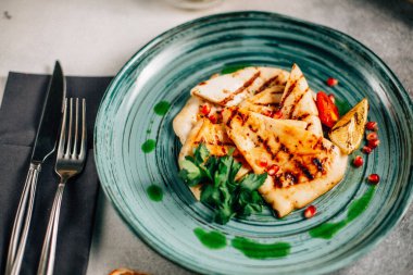 Geleneksel Meksika quesadilla dilimli tabak maydanozlu limon ve nar tohumlu masa, yakın görüş. 