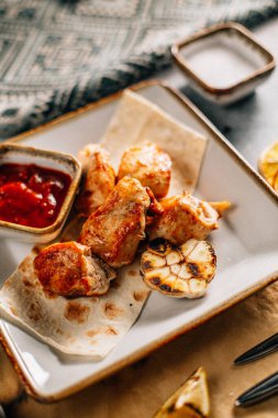 Masada kebap ve pide parçaları var, yakın görüş.