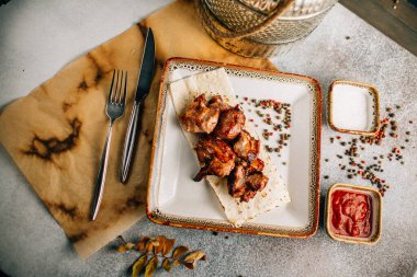 Masada kebap ve pide parçaları var, yakın görüş.