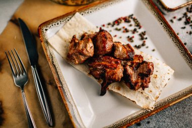Masada kebap ve pide parçaları var, yakın görüş.