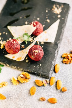 Fındık ve maydanozlu kara taş tahtada pancar topları ve pide ekmeği, yakın görüş. 