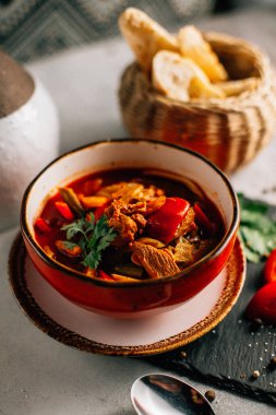Lezzetli Ukrayna borş çorbası kasede ve ekmek dilimleri koyu taş tabakta, yakın görüş  
