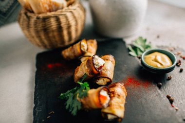 Kayalıklarda peynirli patlıcan ruloları, yakın görüş. 