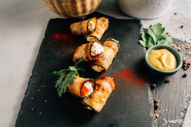 Kayalıklarda peynirli patlıcan ruloları, yakın görüş. 