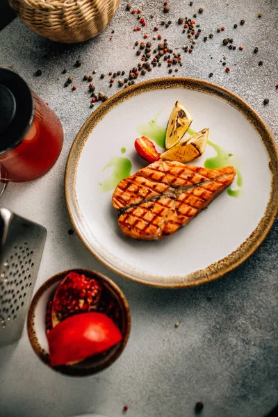 Filetes Salmón Parrilla Con Limón Tomate Plato Vista Superior —  Fotos de Stock