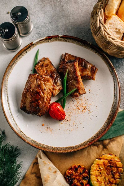 생선에 양파와 토마토를 접시에 채소를 위에서 수있는 — 스톡 사진