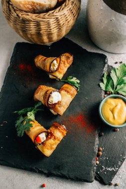 Kayalıklarda peynirli patlıcan ruloları, yakın görüş. 