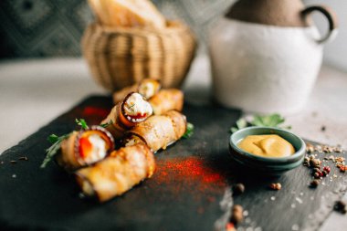 Kayalıklarda peynirli patlıcan ruloları, yakın görüş. 