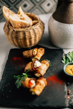 Kayalıklarda peynirli patlıcan ruloları, yakın görüş. 