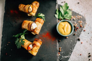 Kayalıklarda peynirli patlıcan ruloları, yakın görüş. 