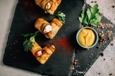 Kayalıklarda peynirli patlıcan ruloları, yakın görüş. 