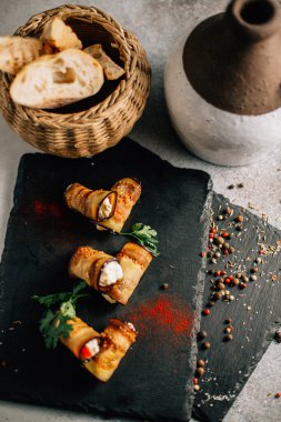 Kayalıklarda peynirli patlıcan ruloları, yakın görüş. 