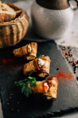 Kayalıklarda peynirli patlıcan ruloları, yakın görüş. 