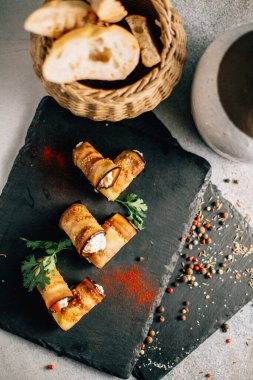 Kayalıklarda peynirli patlıcan ruloları, yakın görüş. 