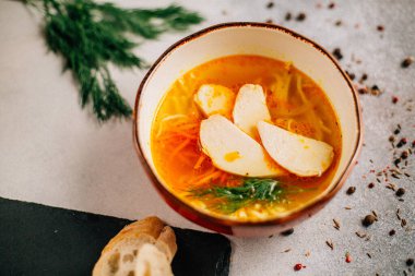 Tavuk çorbası, dereotu ve ekmekli kase, yakın görüş. 