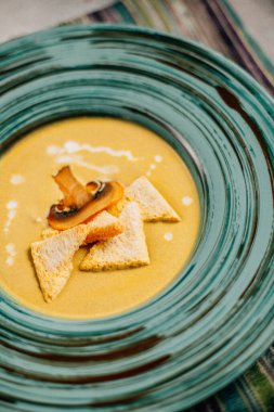 Kasede mantar kremalı çorba, masada ekmek, yakın görüş. 