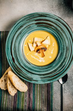 Kasede kremalı mantar çorbası. Masanın üstünde ekmek, üst manzara. 