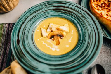 Kasede kremalı mantar çorbası. Masanın üstünde ekmek, üst manzara. 