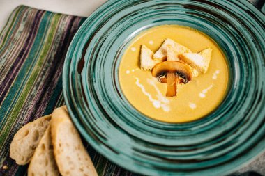 Kasede mantar kremalı çorba, masada ekmek, yakın görüş. 