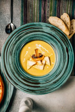 Kasede kremalı mantar çorbası. Masanın üstünde ekmek, üst manzara. 