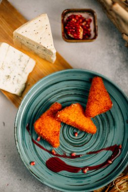 Tavuklu nugget ve peynir parçaları ahşap tahtada, yakın görüş 