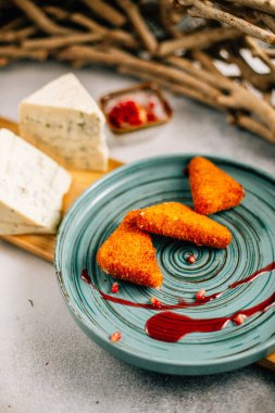 Tavuklu nugget ve peynir parçaları ahşap tahtada, yakın görüş 