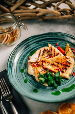 Geleneksel Meksika quesadilla dilimli tabak maydanozlu limon ve nar tohumlu masa, yakın görüş. 