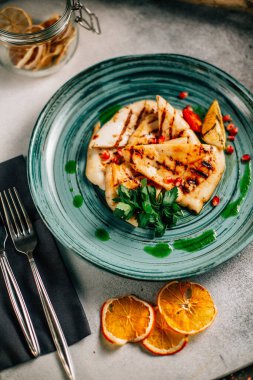 Geleneksel Meksika quesadilla dilimli tabak maydanozlu limon ve nar tohumlu masa, yakın görüş. 