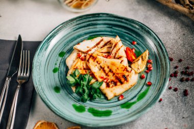 Geleneksel Meksika quesadilla dilimli tabak maydanozlu limon ve nar tohumlu masa, yakın görüş. 